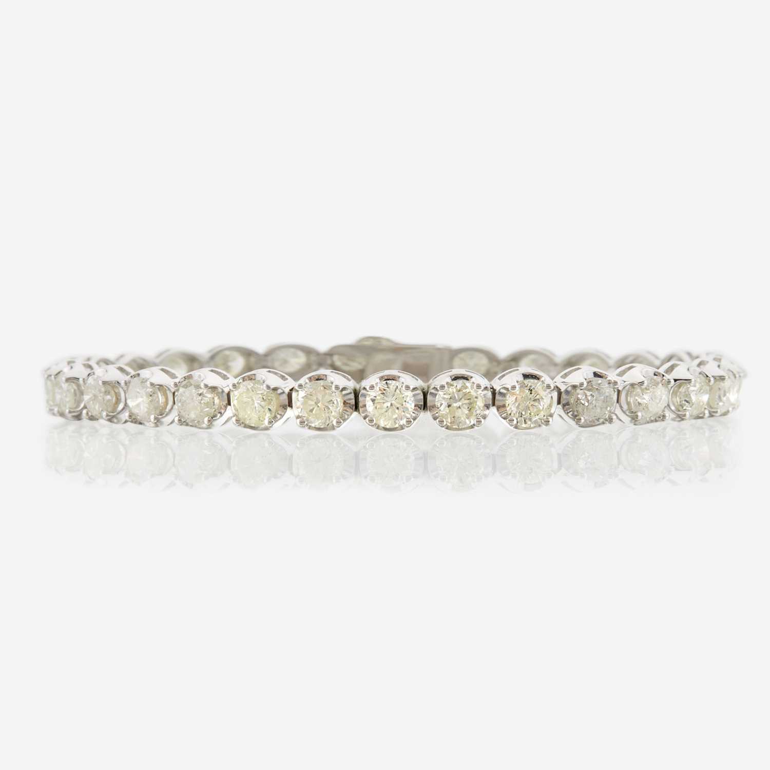 Lot 40 - A diamond and white gold bracelet