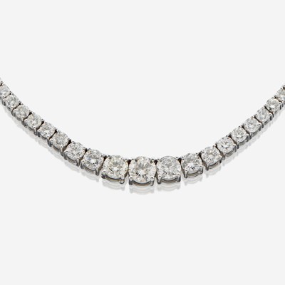 Lot 39 - A diamond and white gold rivière necklace