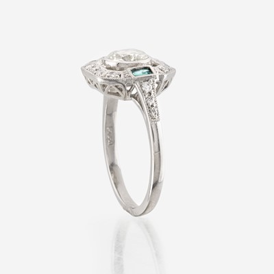 Lot 21 - A diamond, emerald, and platinum ring