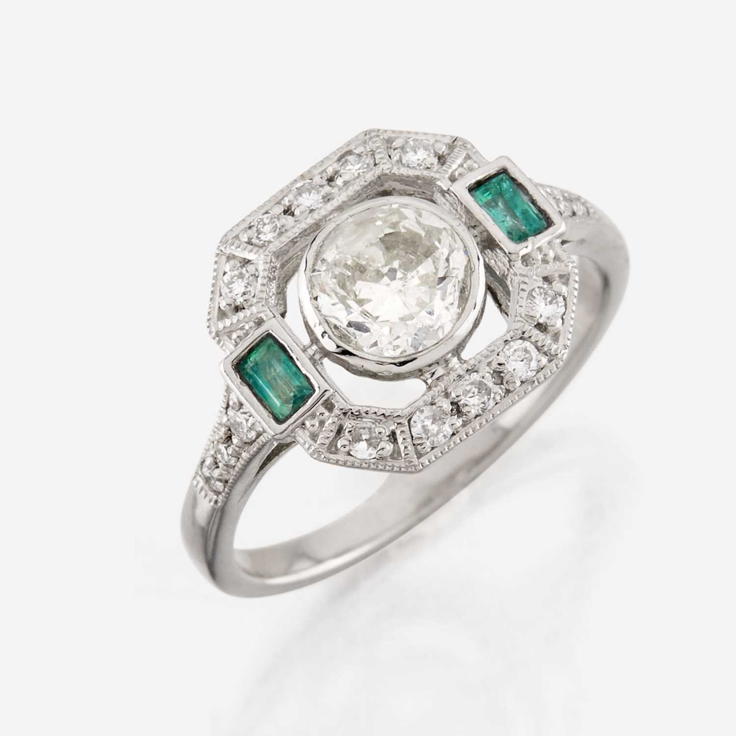 Lot 21 - A diamond, emerald, and platinum ring