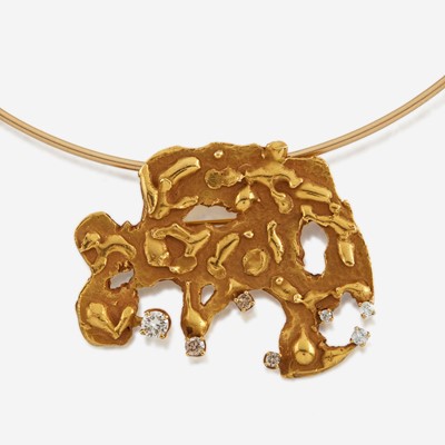 Lot 76 - A gold and diamond pendant/brooch and choker