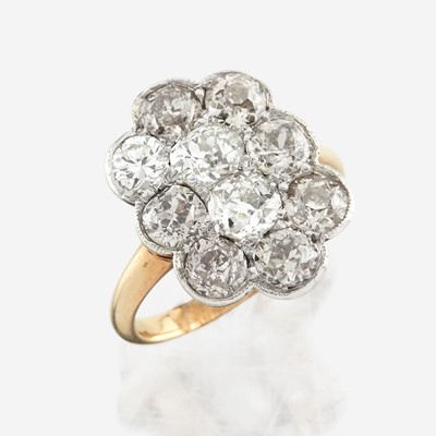 Lot 52 - A diamond and platinum topped gold ring