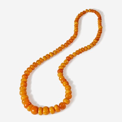 Lot 63 - A Tibetan amber bead necklace 蜜蜡项链一串
