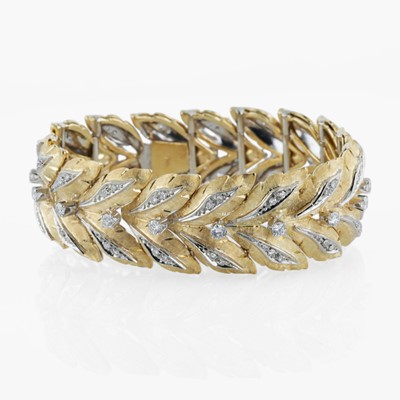 Lot 35 - An 18K bicolor gold and diamond link bracelet