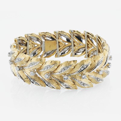 Lot 35 - An 18K bicolor gold and diamond link bracelet