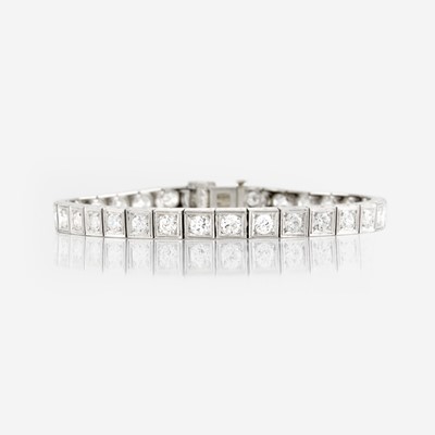 Lot 35 - A diamond and platinum bracelet