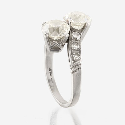Lot 6 - A diamond and platinum ring