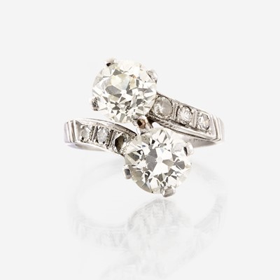 Lot 6 - A diamond and platinum ring