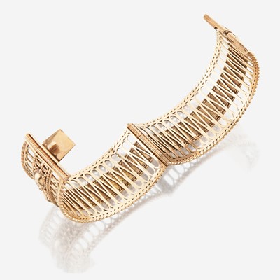 Lot 58 - A gold bracelet