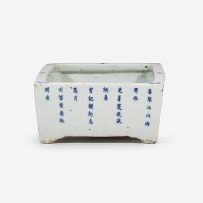 Lot 85 - A Chinese blue and white porcelain jardinière