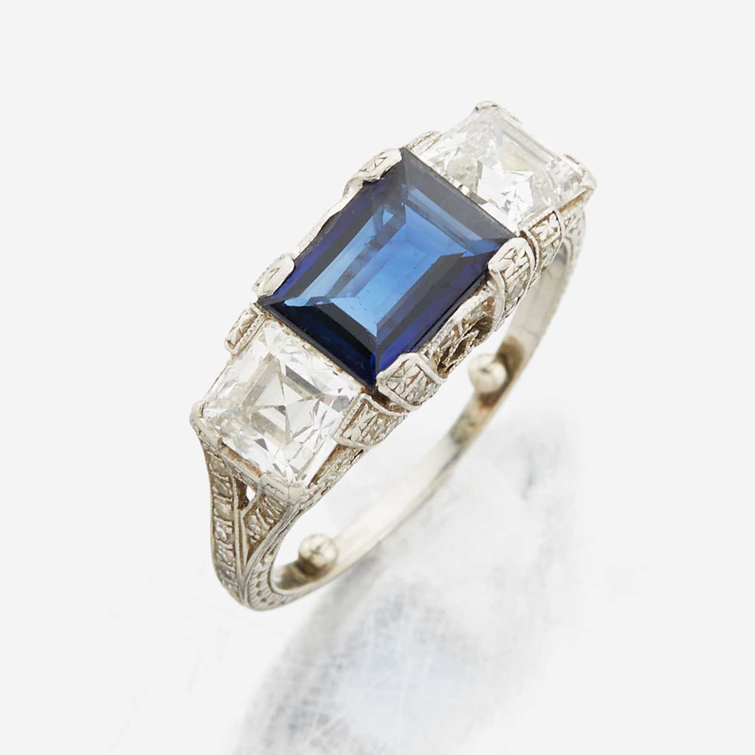 Lot 15 - An Edwardian sapphire, diamond, and platinum ring