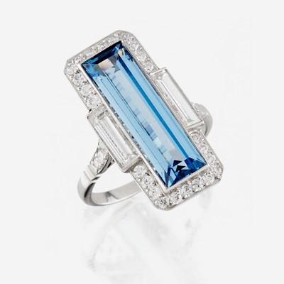 Lot 93 - An aquamarine, diamond, and platinum ring