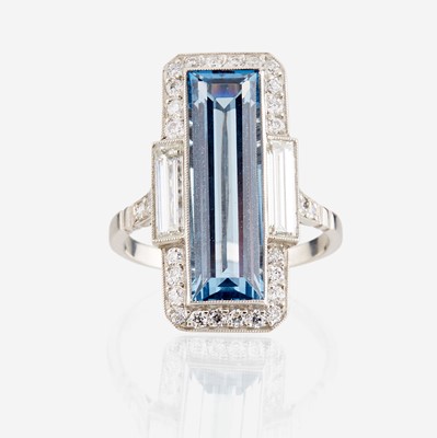 Lot 93 - An aquamarine, diamond, and platinum ring