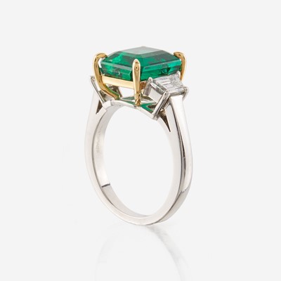 Lot 58 - An emerald, diamond, and platinum ring