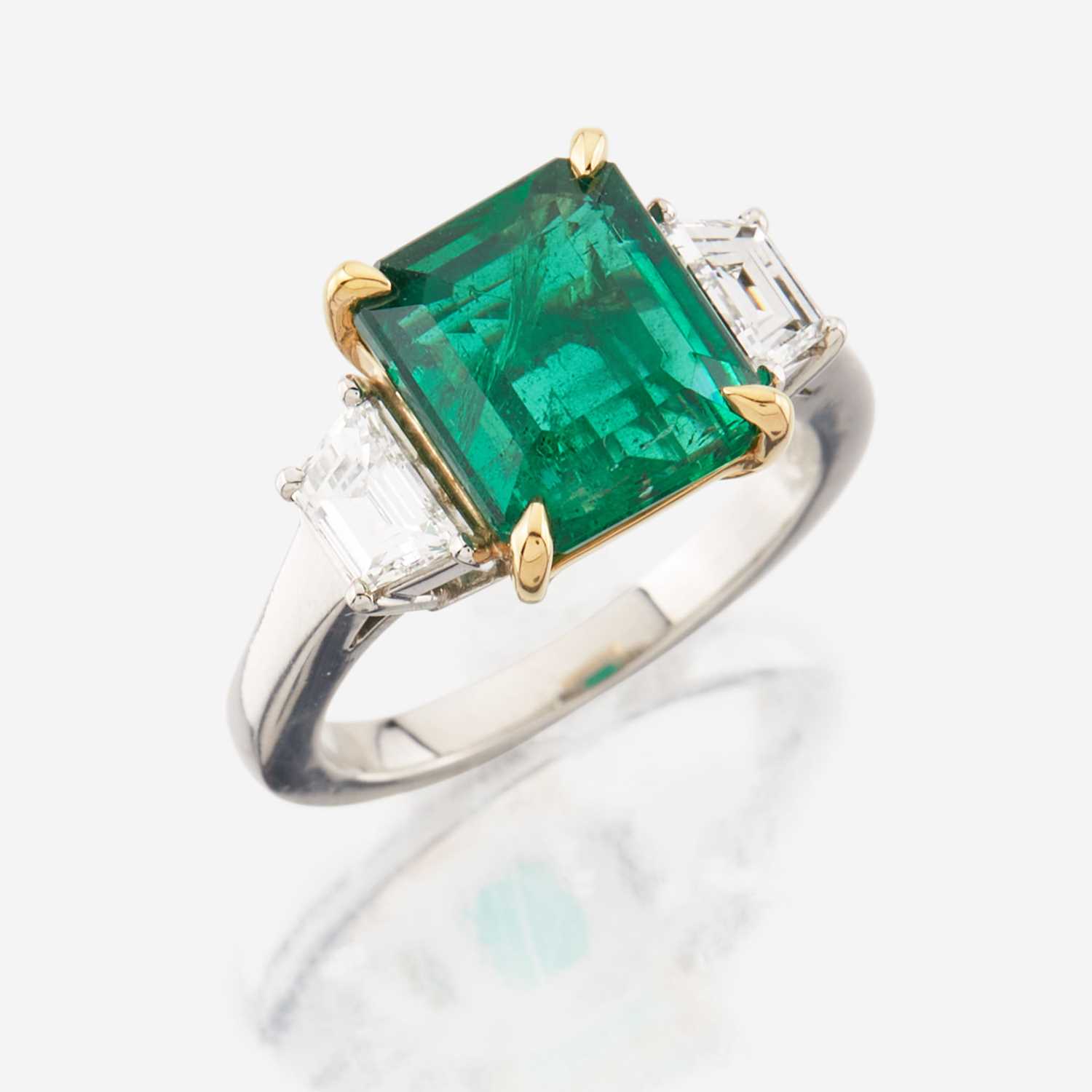 Lot 58 - An emerald, diamond, and platinum ring