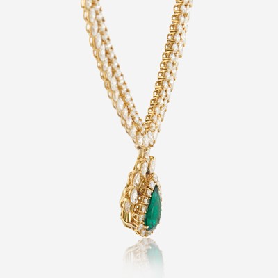 Lot 60 - An emerald, diamond, and gold necklace