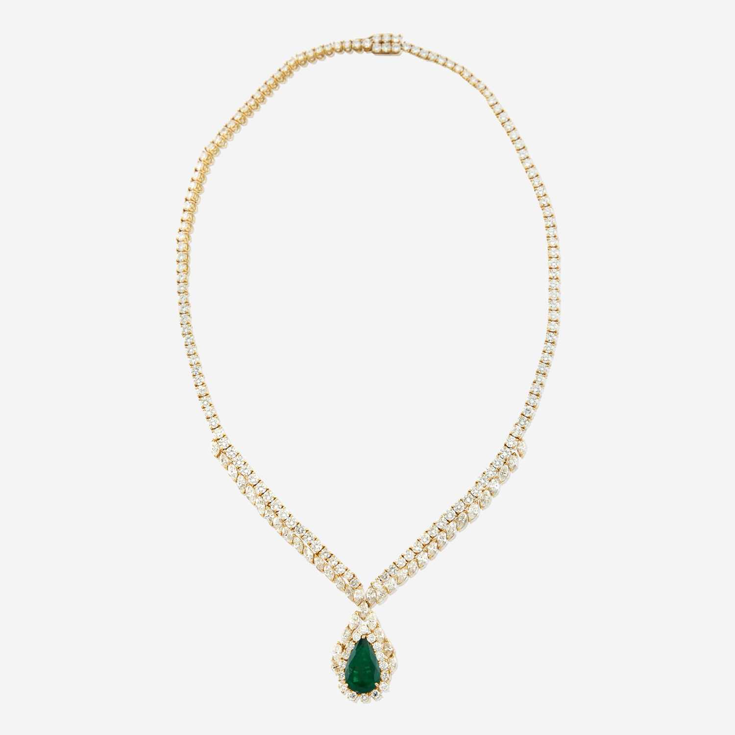 Lot 60 - An emerald, diamond, and gold necklace