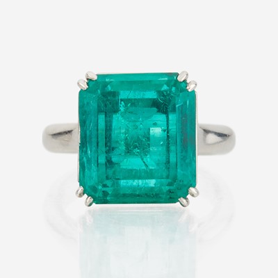 Lot 102 - An emerald and platinum ring, Cartier