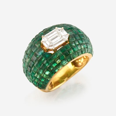 Lot 165 - An emerald, diamond, and gold ring