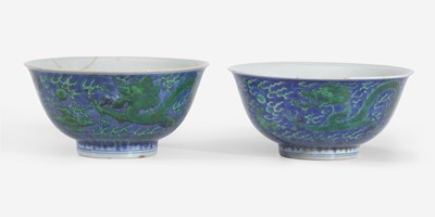 Lot 81 - An associated pair of Chinese underglaze blue and green-enameled dragon bowls 珐琅彩青花龙纹碗一对