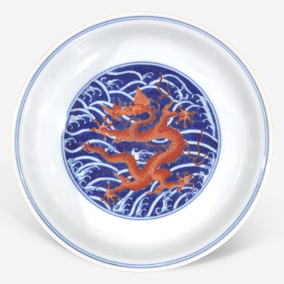 Lot 80 - A Chinese iron-red and underglaze blue dragon dish 礬红青花龙纹盘