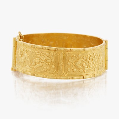 Lot 91 - A gold bangle bracelet