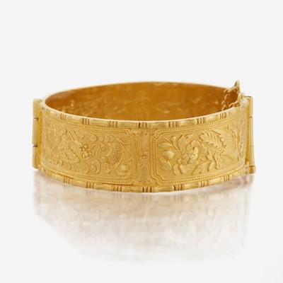 Lot 91 - A gold bangle bracelet
