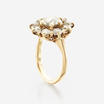 Lot 8 - A diamond and gold ring