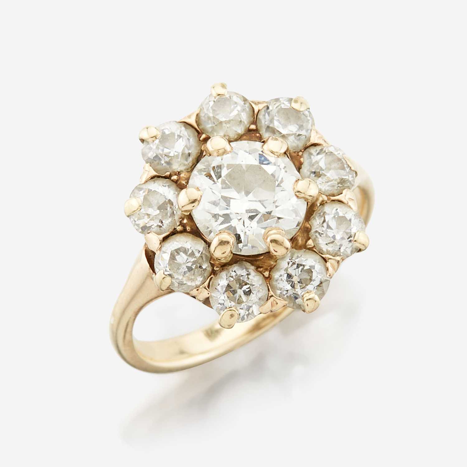 Lot 8 - A diamond and gold ring