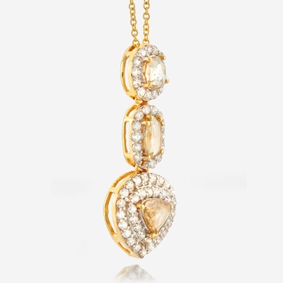 Lot 16 - A diamond and gold pendant necklace