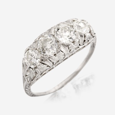 Lot 1 - An antique diamond and platinum ring