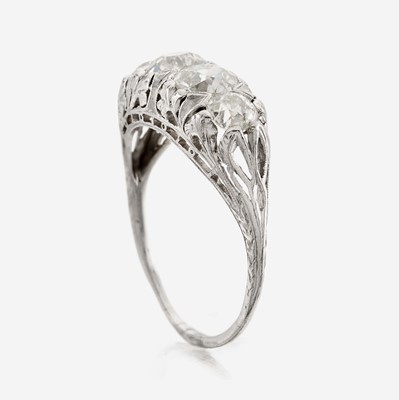 Lot 1 - An antique diamond and platinum ring