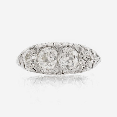 Lot 77 - An antique diamond and platinum ring
