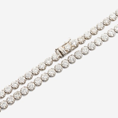 Lot 80 - A diamond and white gold necklace