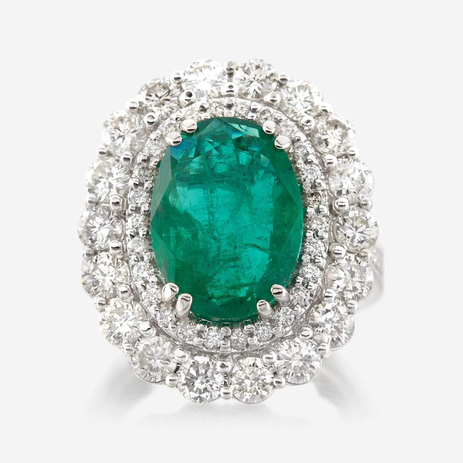 Lot 36 - An emerald, diamond, and white gold ring