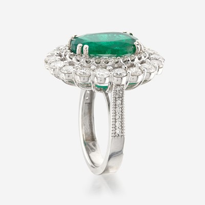 Lot 36 - An emerald, diamond, and white gold ring