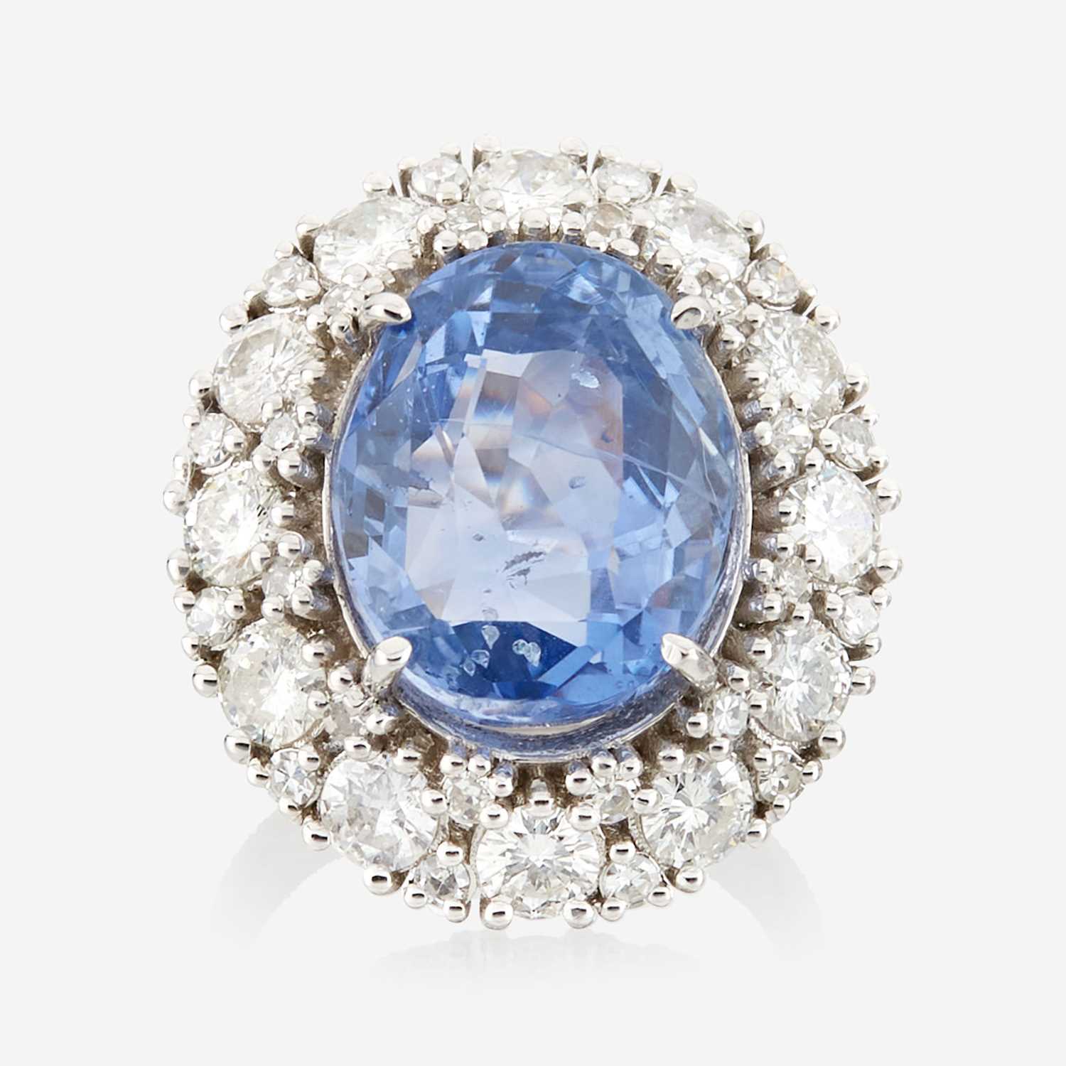 Lot 44 - A sapphire, diamond, and white gold ring