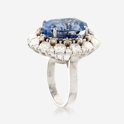 Lot 44 - A sapphire, diamond, and white gold ring