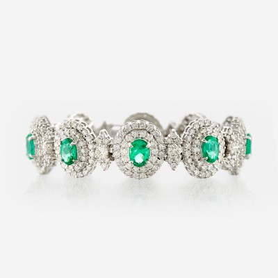 Lot 35 - An emerald, diamond, and white gold bracelet