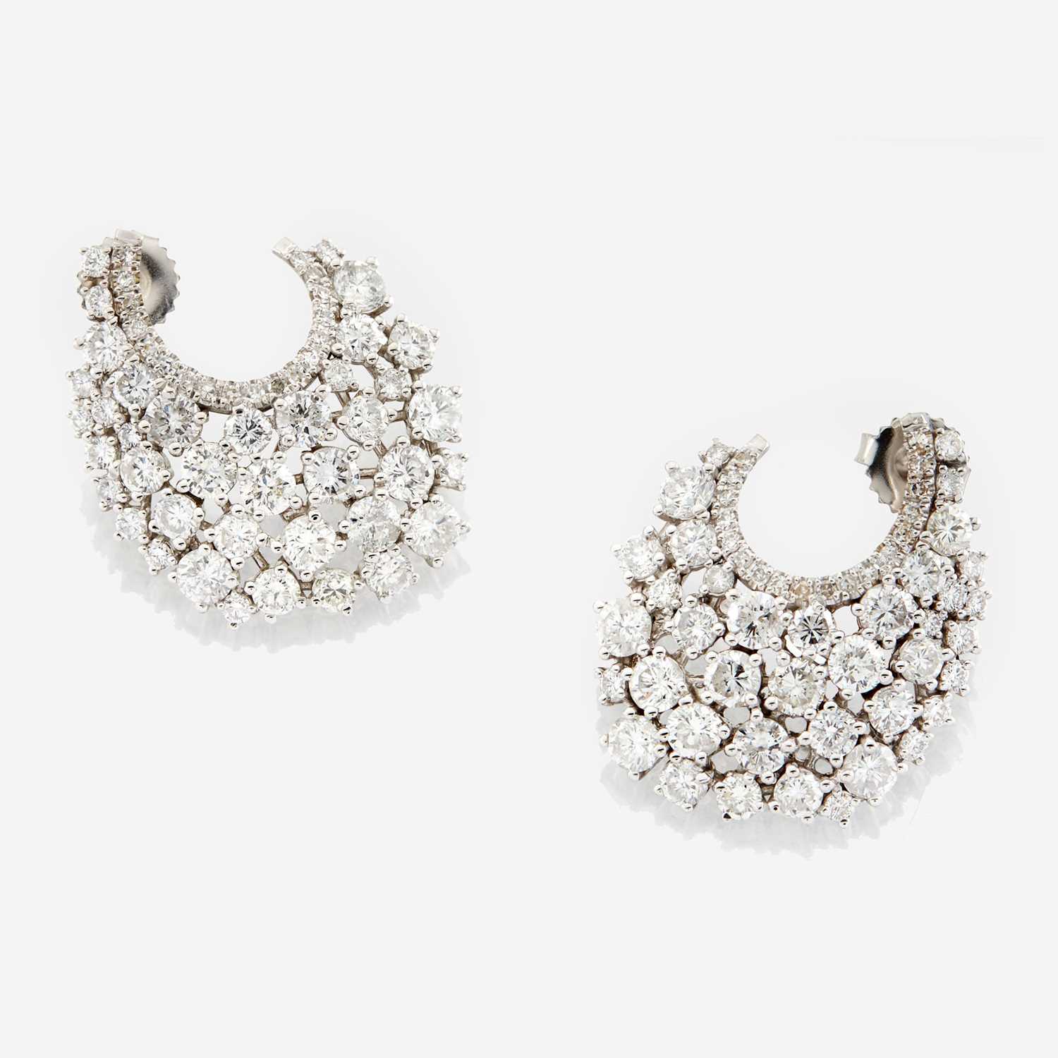 Lot 96 - A pair of diamond and white gold earrings