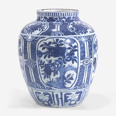 Lot 23 - A large blue and white "Kraak" porcelain jar 青花克拉克大罐