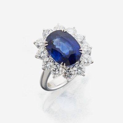 Lot 98 - A sapphire, diamond and gold ring