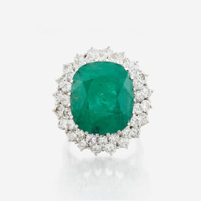 Lot 79 - An emerald, diamond and white gold ring