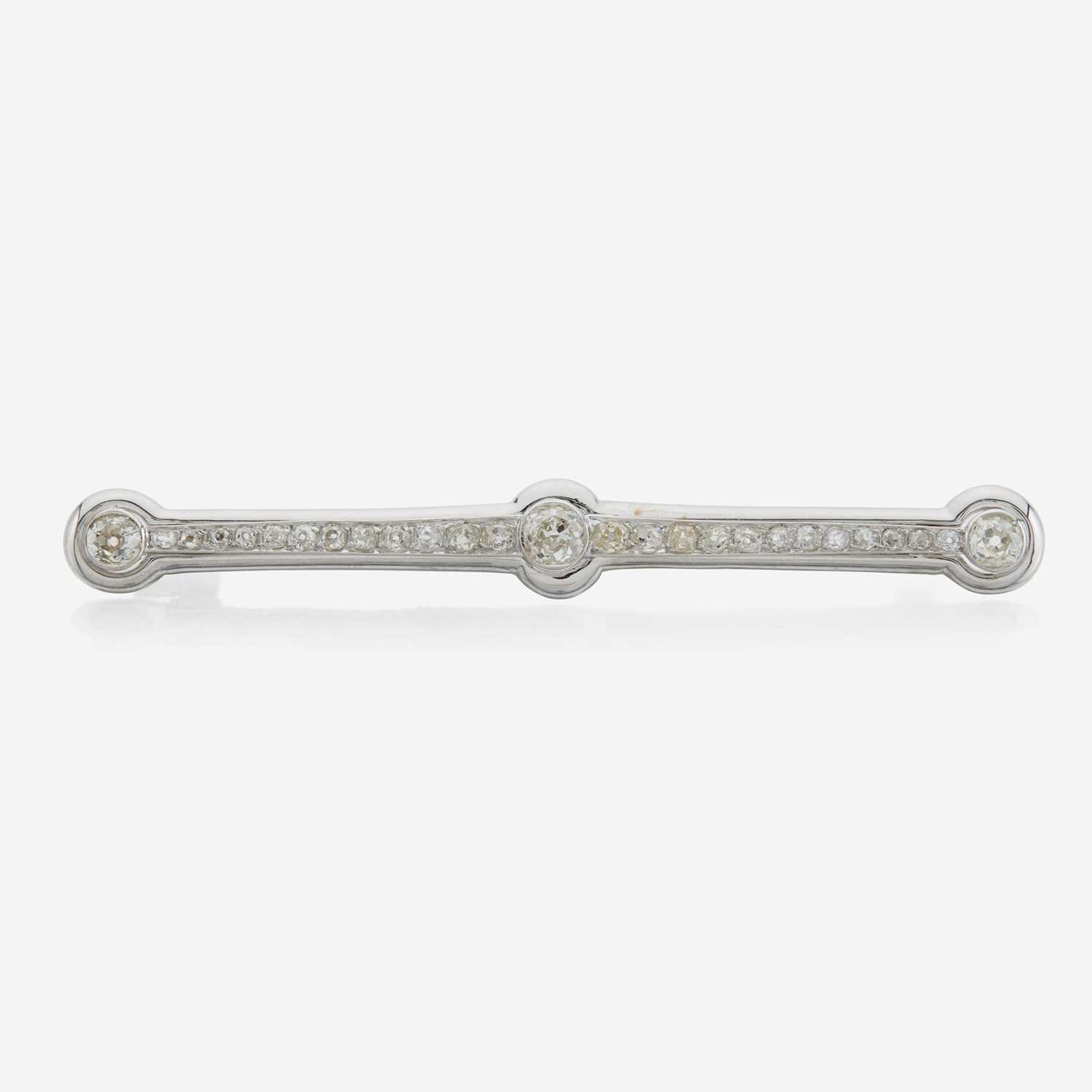 Lot 47 - A diamond and white gold brooch
