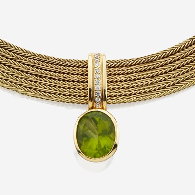 Lot 90 - A peridot, diamond, and gold necklace