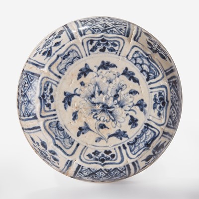 Lot 17 - A large Vietnamese blue and white covered lobed box