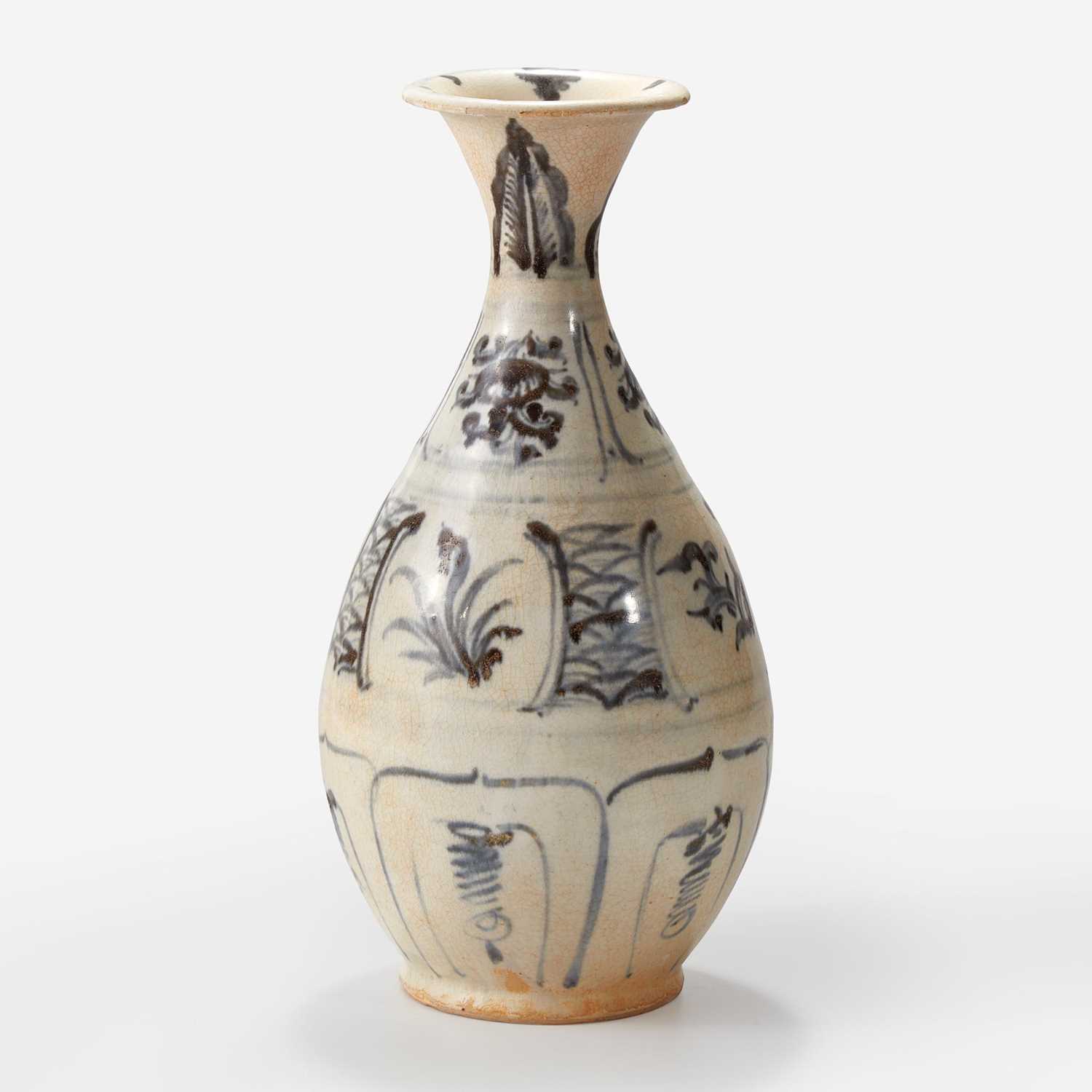 Lot 19 - A Vietnamese blue and white bottle vase