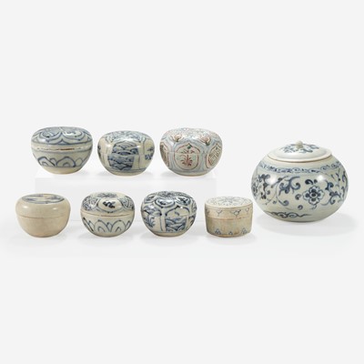 Lot 22 - A group of eight assorted Vietnamese small boxes 越南瓷盒一组八件