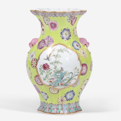 Lot 91 - A finely-decorated chartreuse-ground lobed cabinet vase 粉彩黄绿地赏瓶