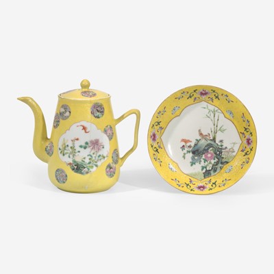 Lot 42 - A Chinese yellow-ground dish and a yellow-ground teapot and cover 黄釉小盘和黄釉带盖茶壶一件
